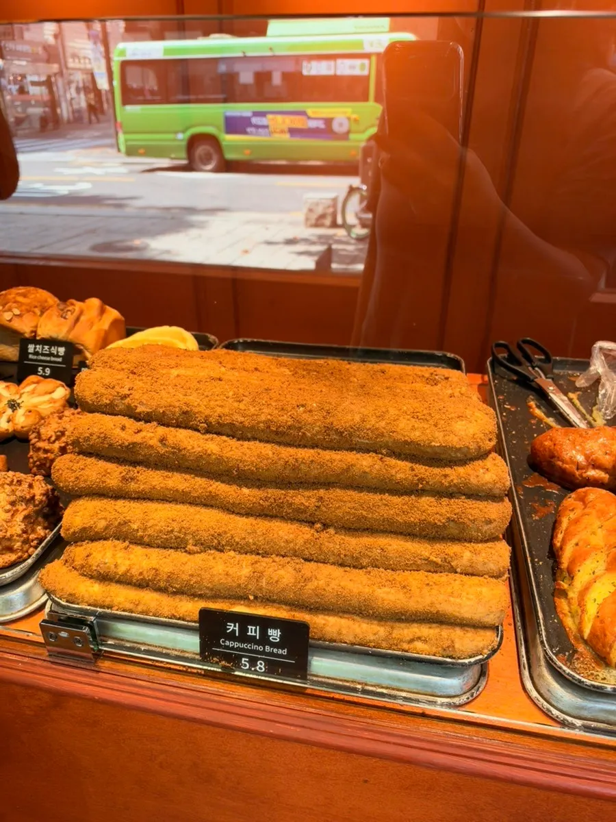 Munhwa Bakery's coffee bread dusted with coffee powder
