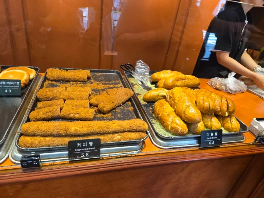 인기 메뉴인 커피빵과 마늘빵 진열 코너