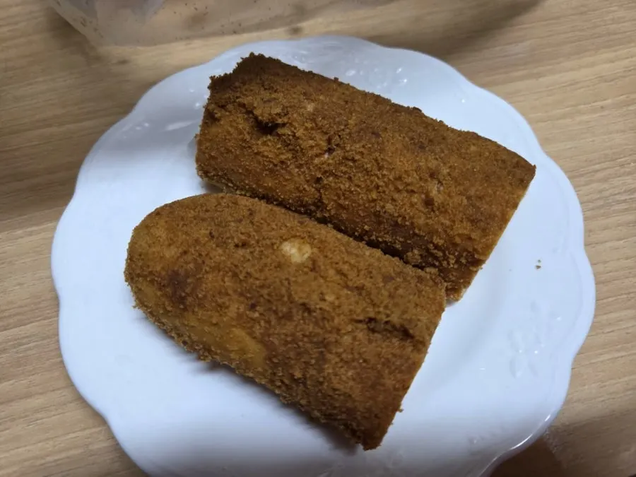 집에서 우유와 함께 놓은 커피빵