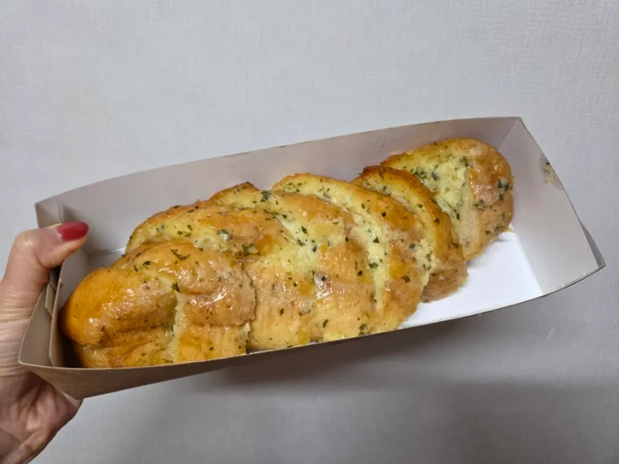 마늘향 가득한 문화제빵 마늘빵 한 조각