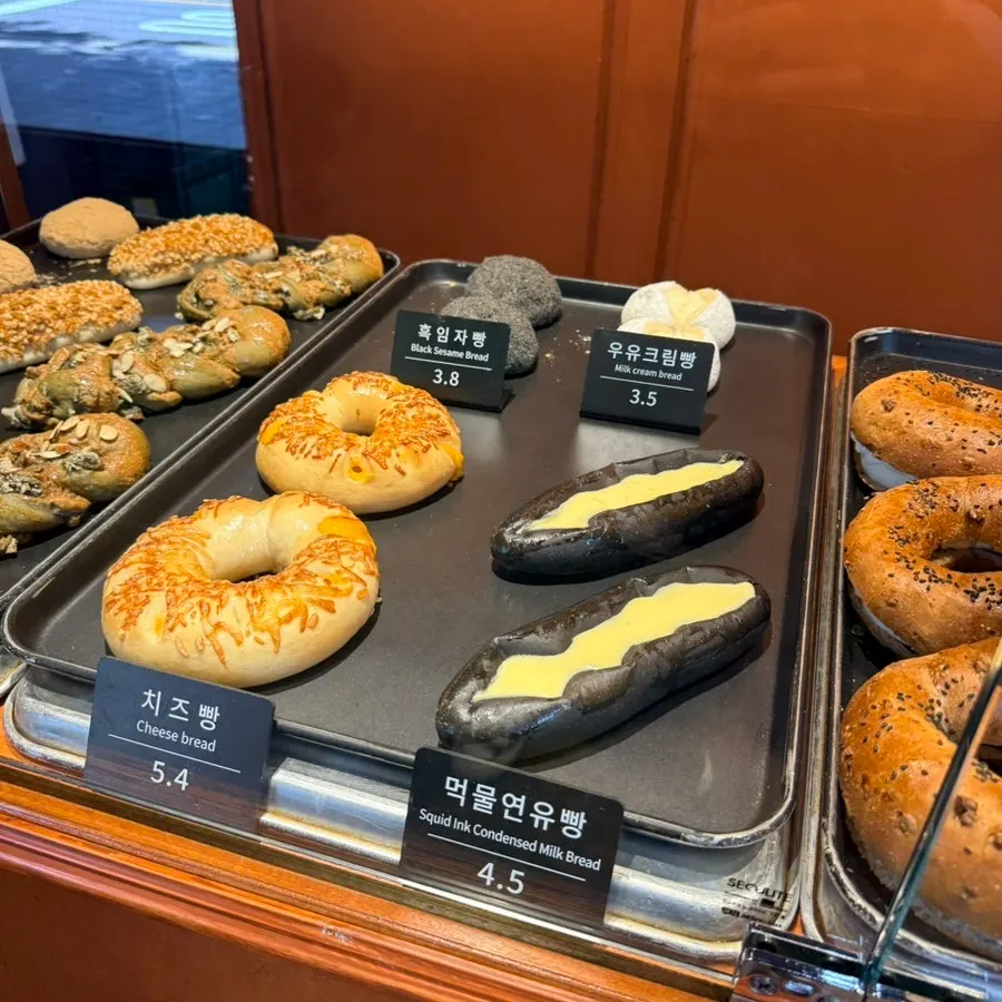 Injeolmi bread, peanut bread, and mugwort rice cake bread with price tags