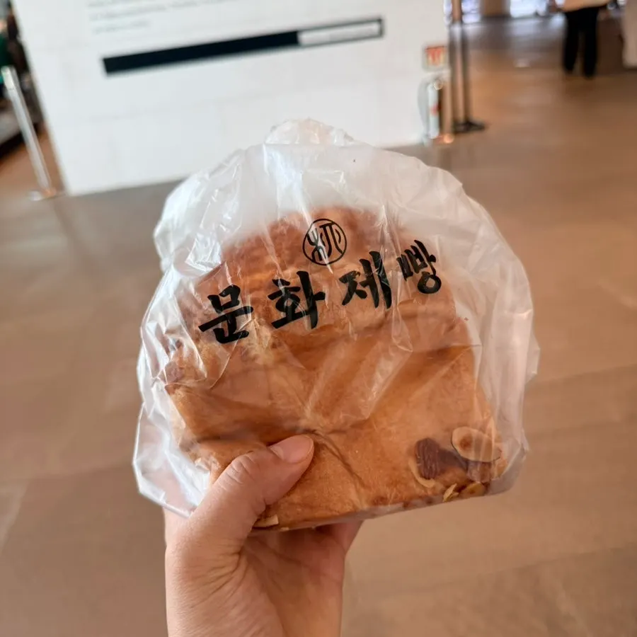 Munhwa Bakery's large rice-chestnut loaf