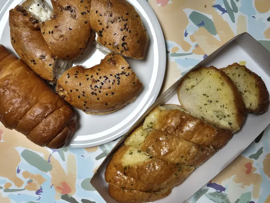 Cross-section of freshly cut garlic bread