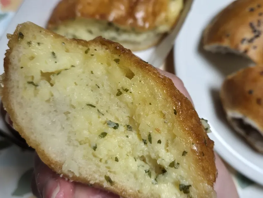 Moist interior of the garlic bread