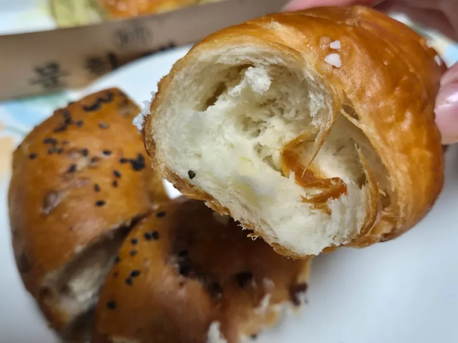 Cross-section of the onion bagel with cream cheese