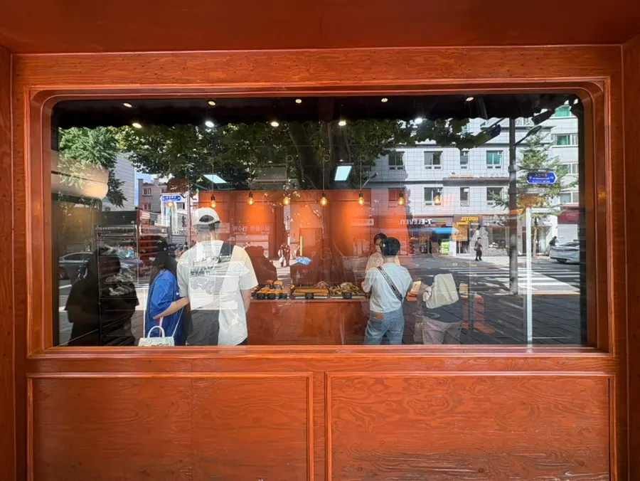 Munhwa Bakery entrance with a sign saying only two groups may enter at a time