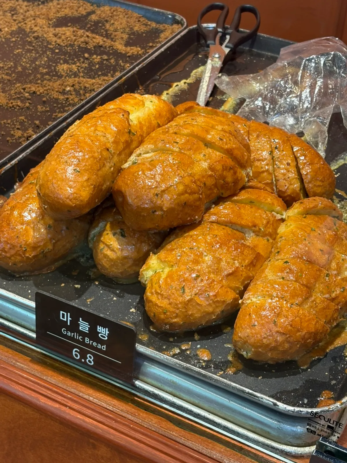 Munhwa Bakery's popular garlic bread on display