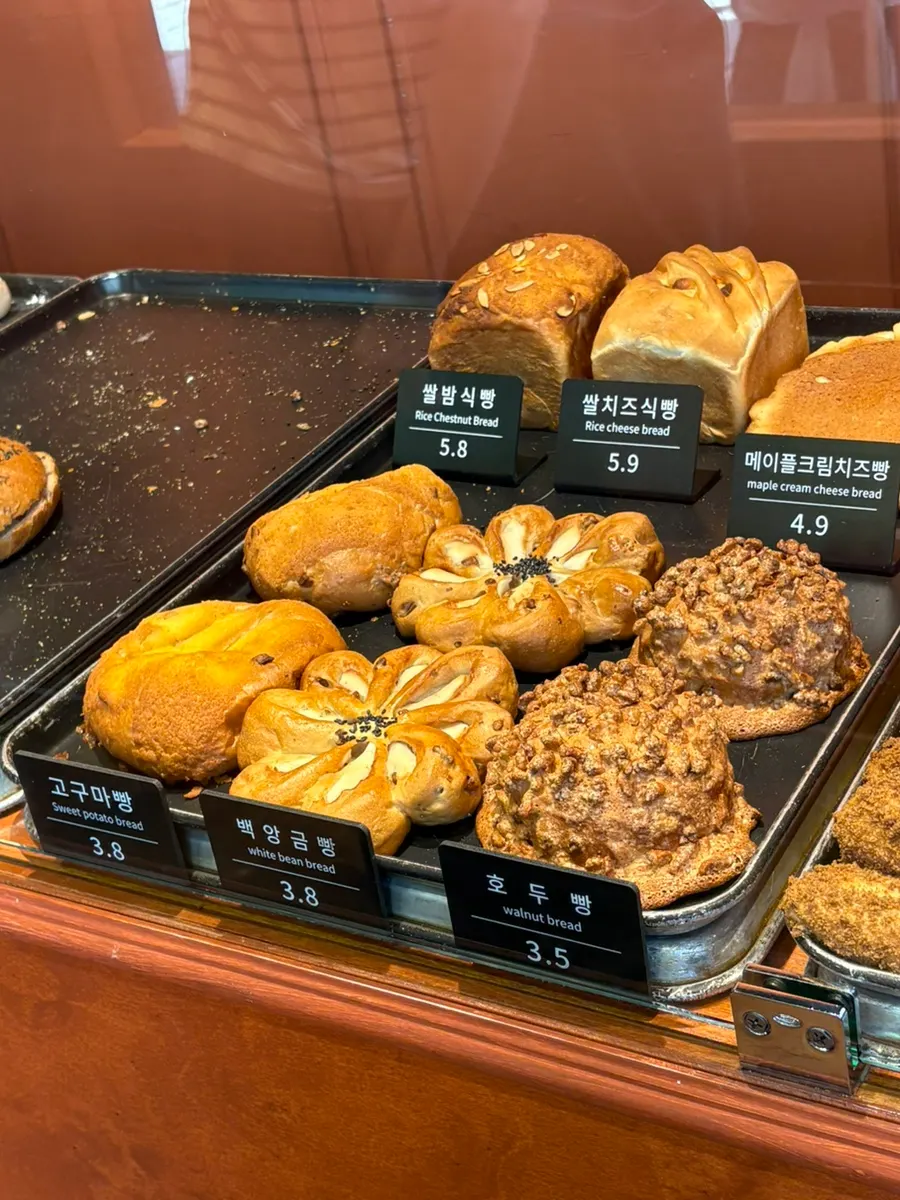 Display of Munhwa Bakery's dessert breads
