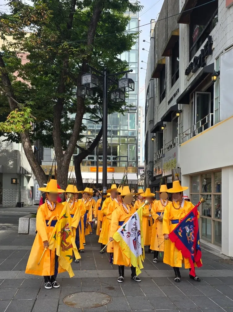 Walking the flower-lined path from Seonhyewon to Insadong