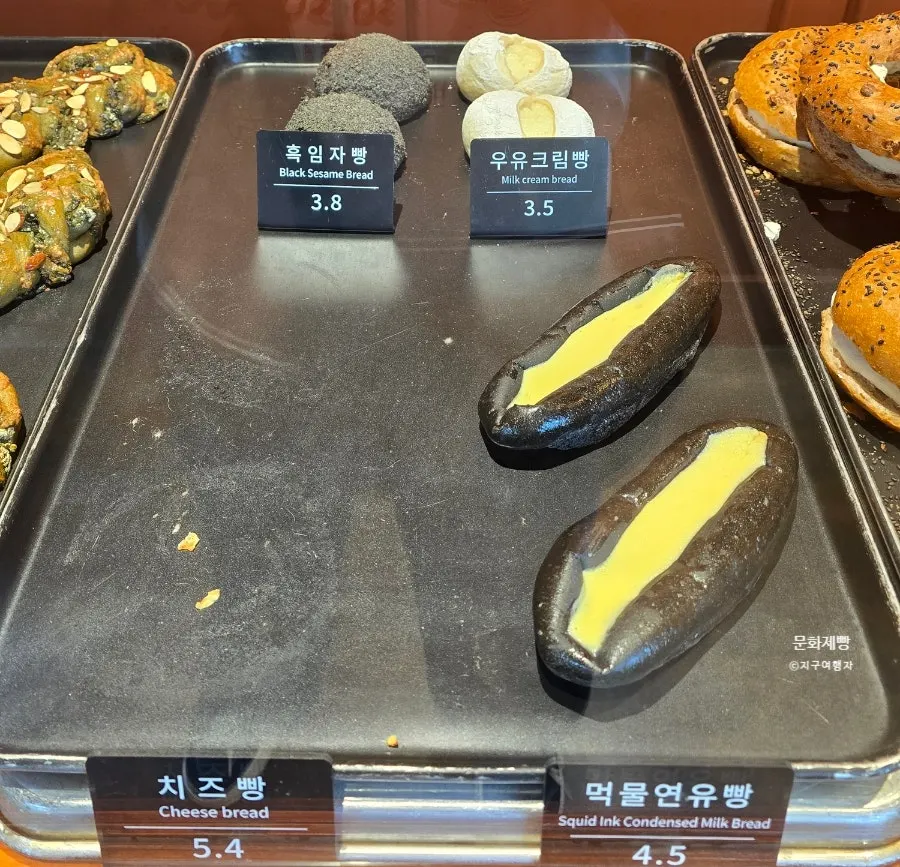 Black-sesame-flecked onion bagels on display at Munhwa Bakery