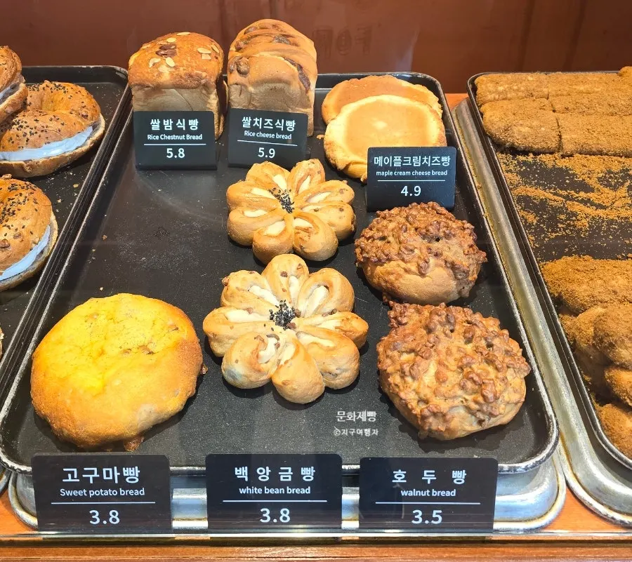 Injeolmi bread, peanut bread and mugwort rice cake bread on display