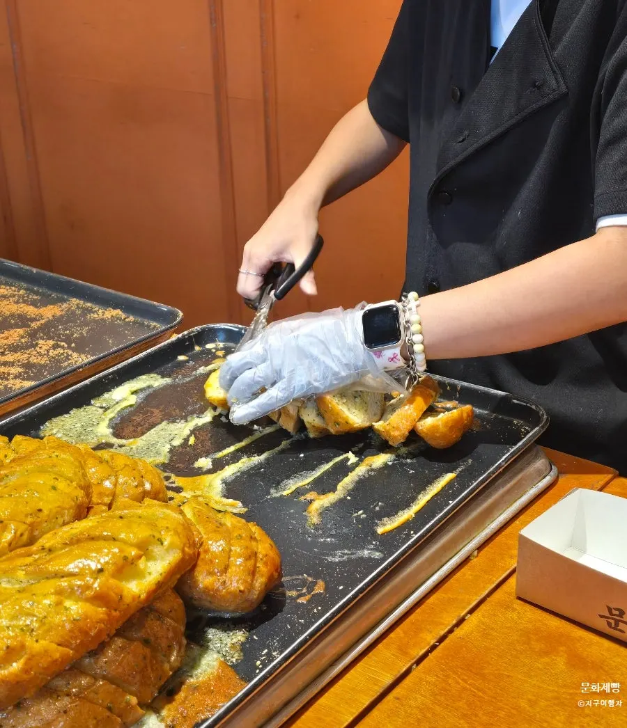 Garlic bread with garlic sauce packed between the slits