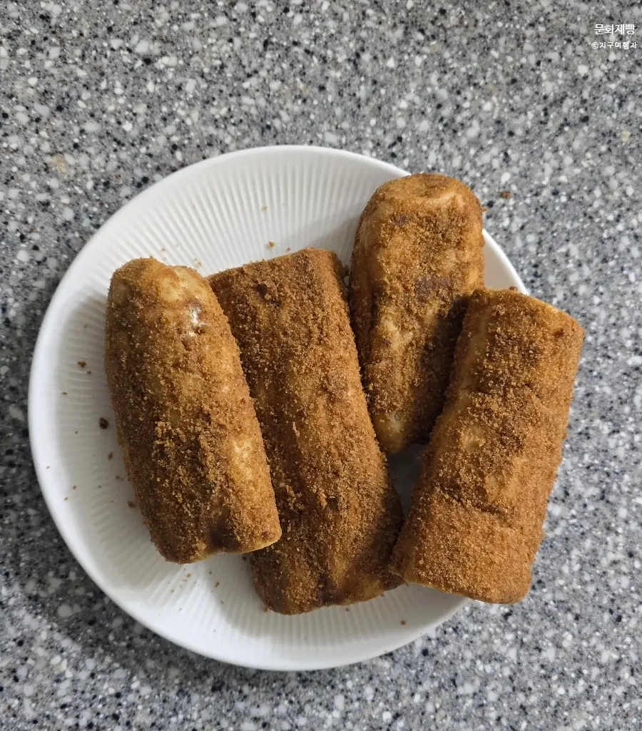 Munhwa Bakery's coffee bread plated at home