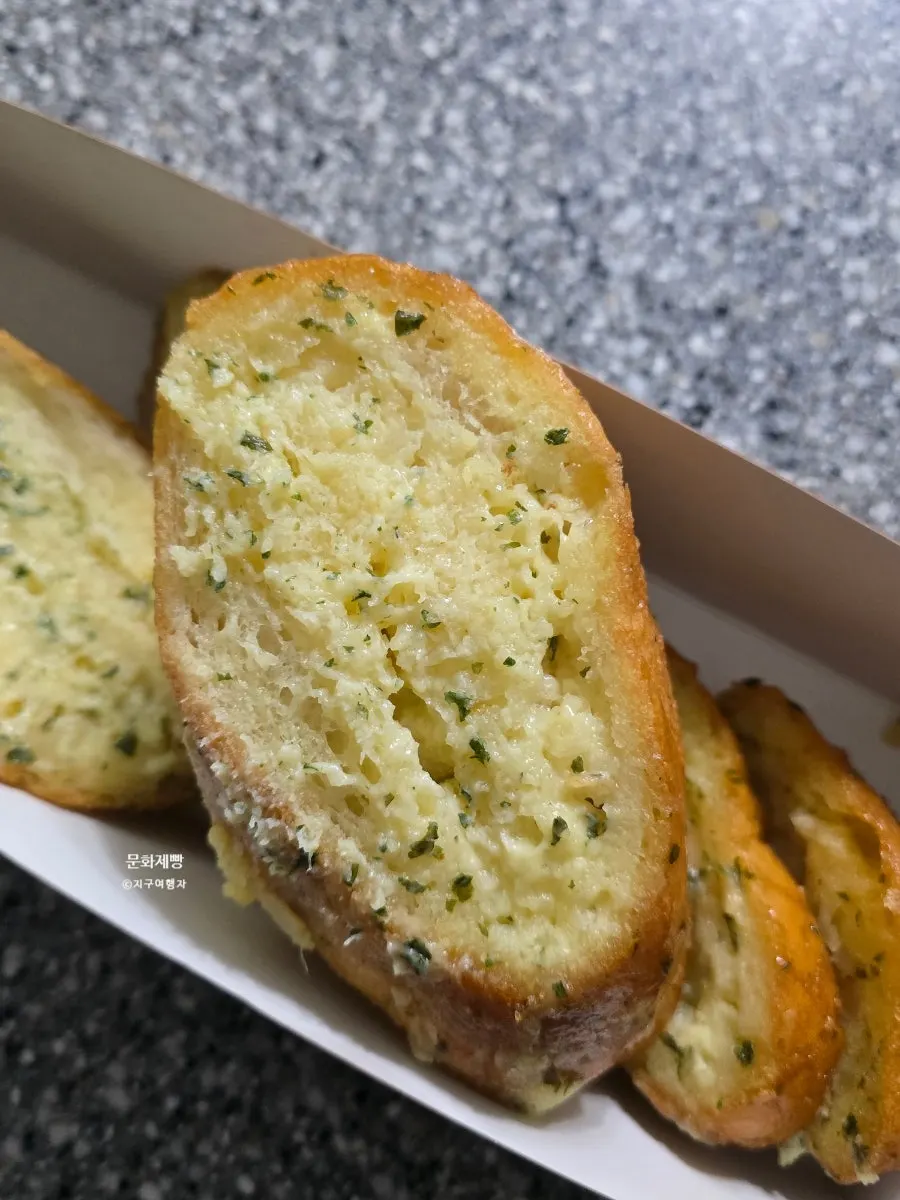 Munhwa Bakery's garlic bread plated