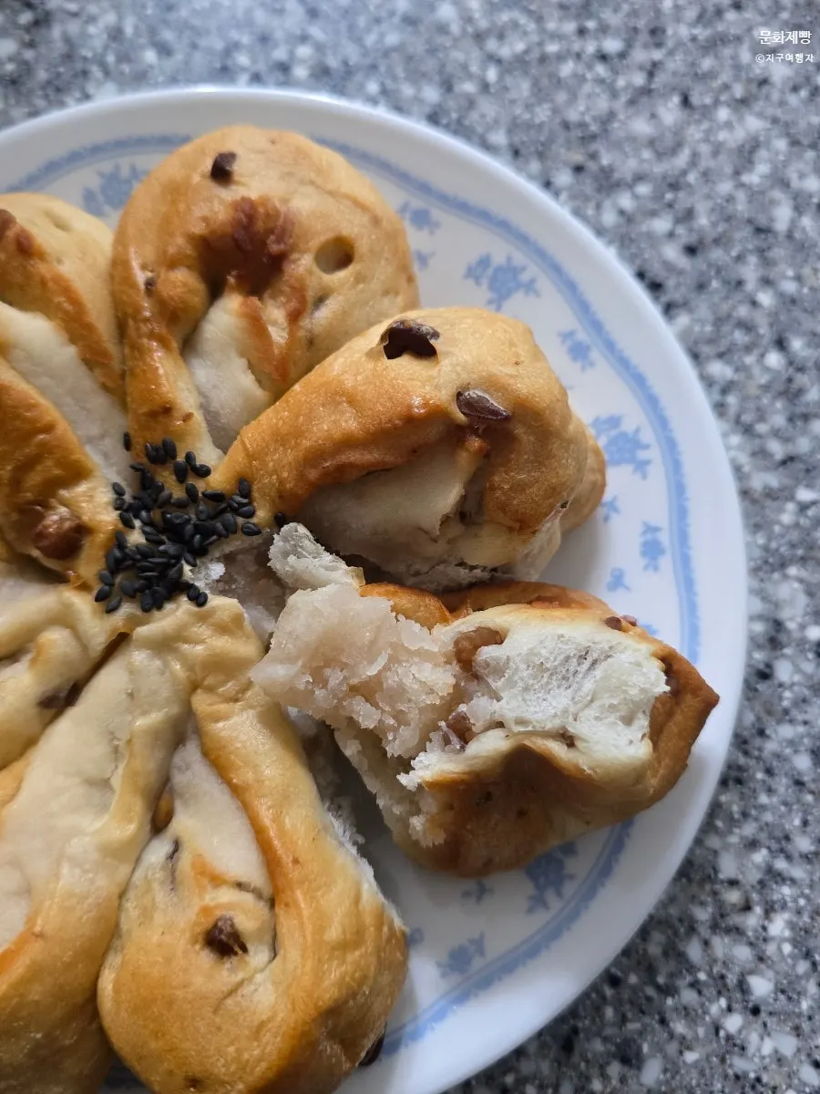 A plate of white bean paste bread, easy to pull apart piece by piece
