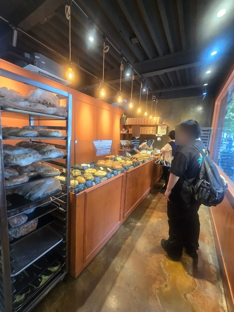 Weekday-afternoon wait at Munhwa Bakery