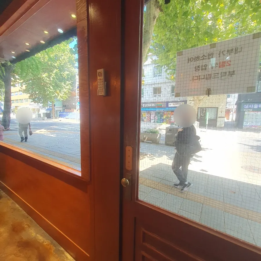 Small, clean entrance of Munhwa Bakery
