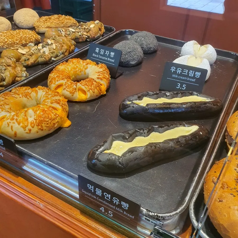 Garlic bread and onion bagel packed to go