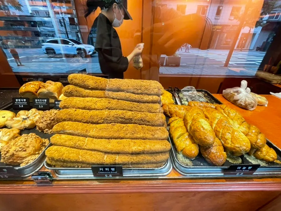 문화제빵 진열대에 놓인 여러 종류의 빵