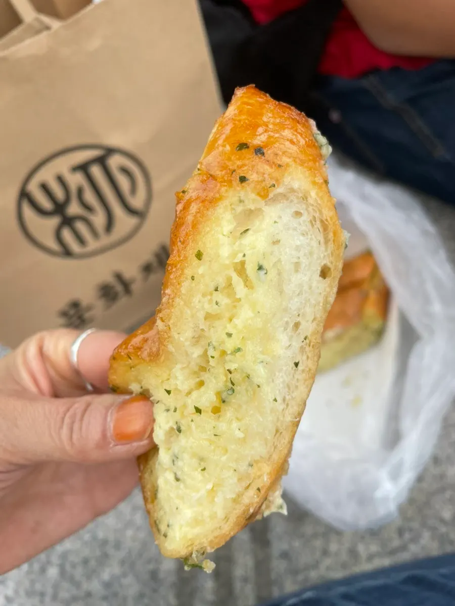 포장한 빵 봉투를 들고 선 익선동 거리