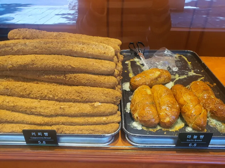문화제빵 진열대에 놓인 빵들
