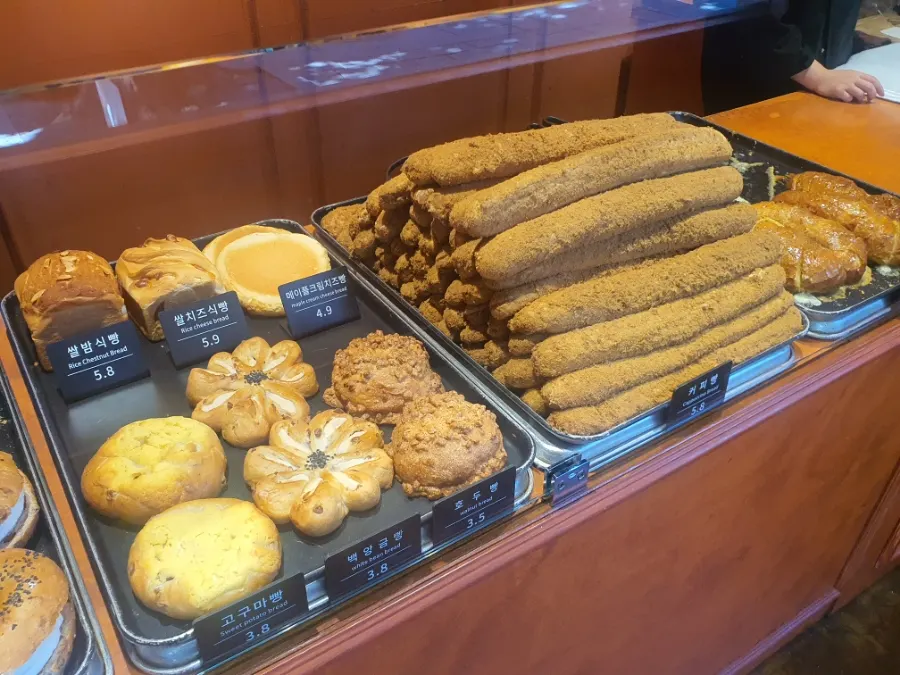 문화제빵 빵 종류가 놓인 매대