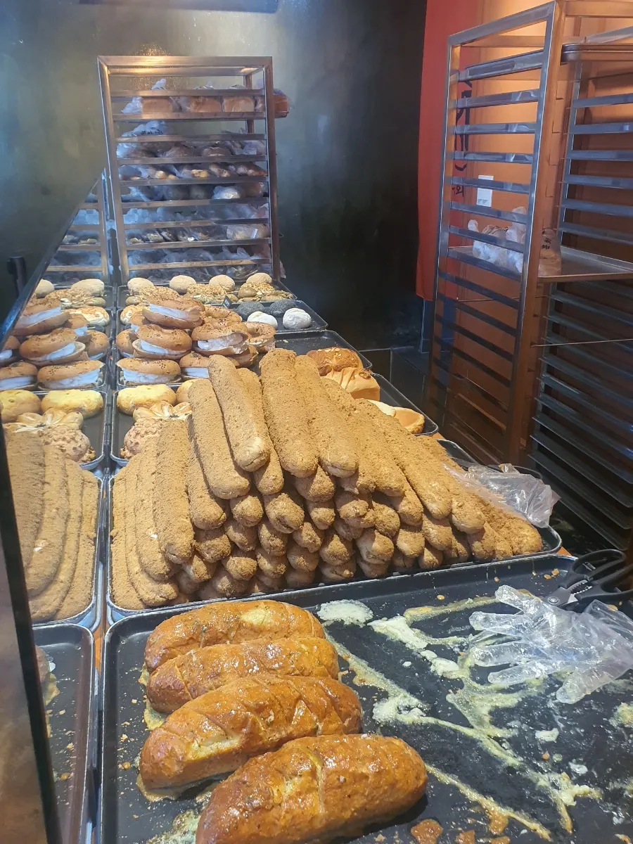 문화제빵 커피크림빵과 마늘빵 진열