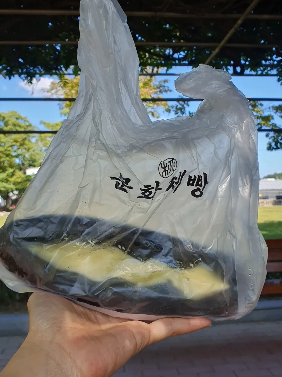 포장해 온 마늘빵 호두빵 먹물연유빵 소금빵