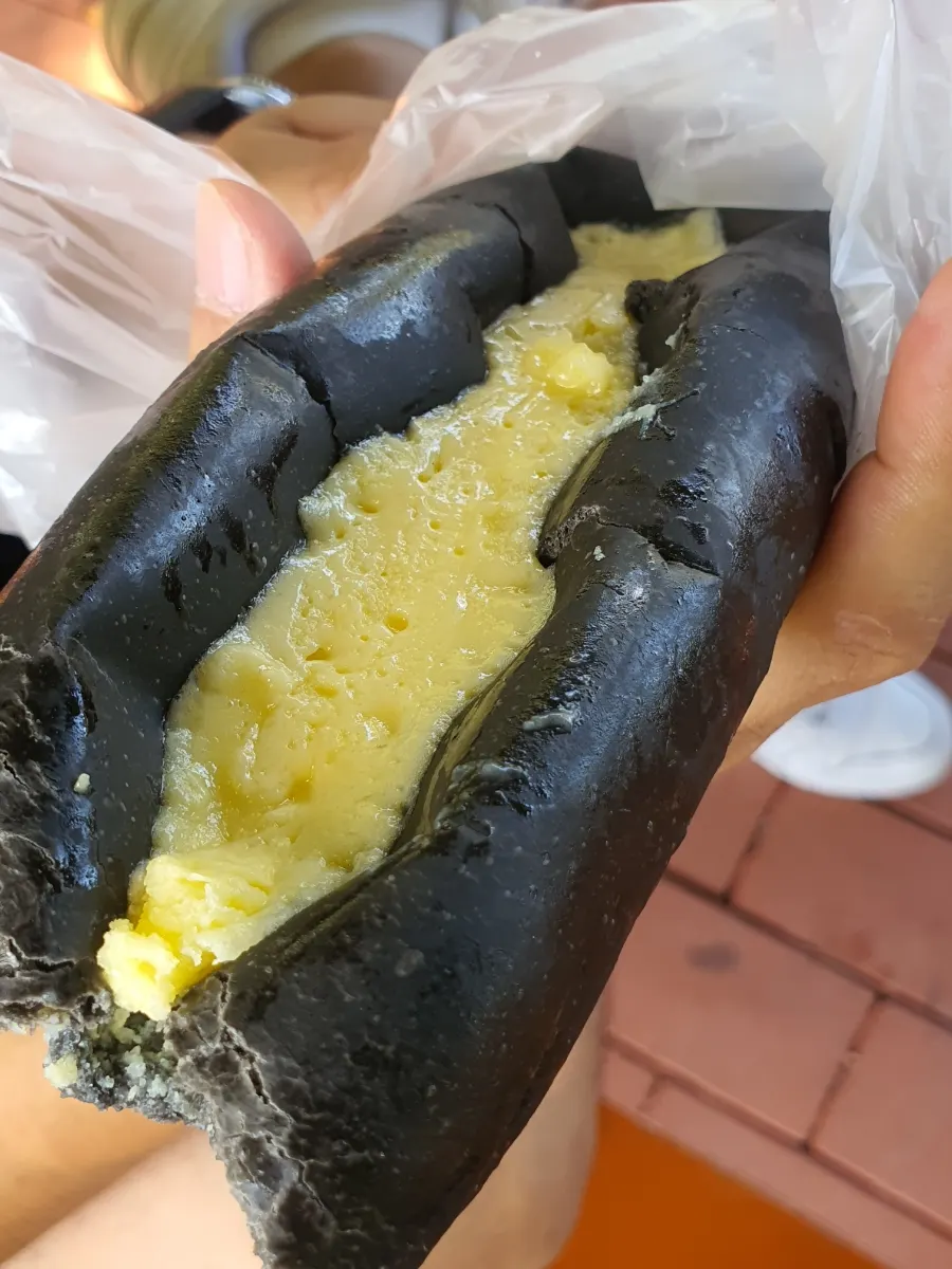 부드러운 연유가 들어간 먹물연유빵 단면