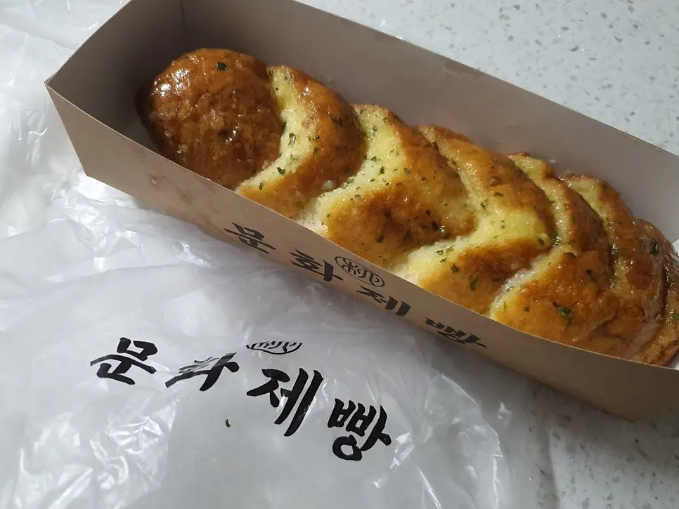 크리미한 마늘빵 단면