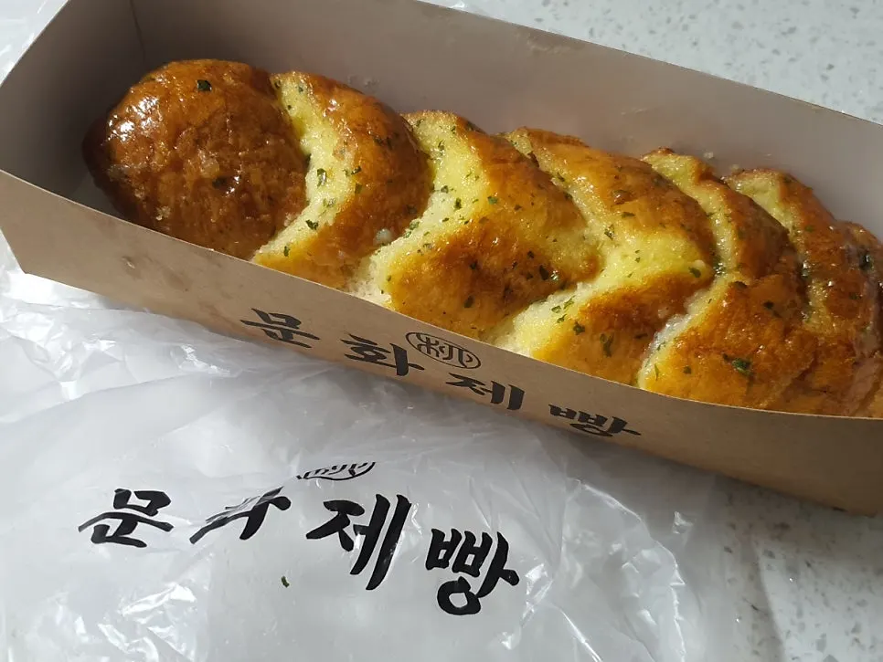 마늘 양념이 올라간 마늘빵 클로즈업
