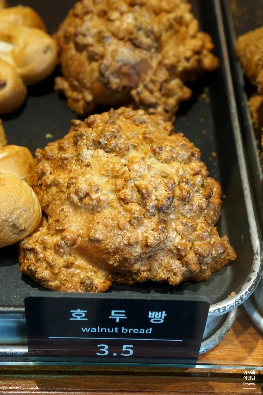 담백한 호두빵 진열 모습