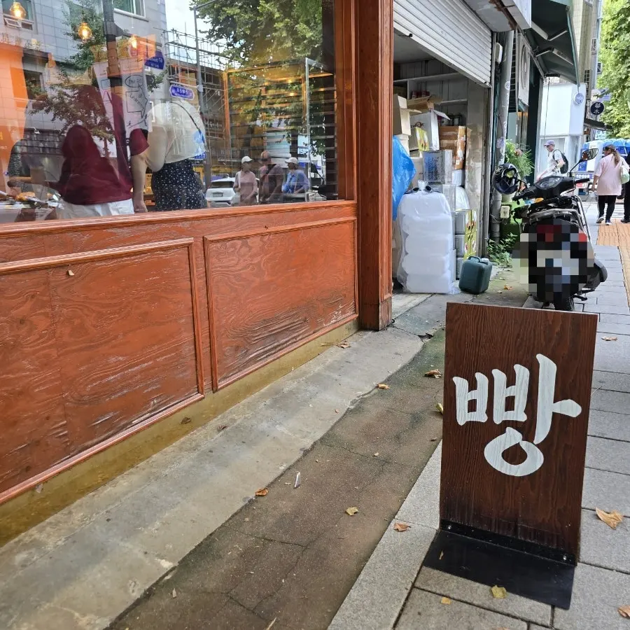 Munhwa Bakery's storefront entrance and entry guidance