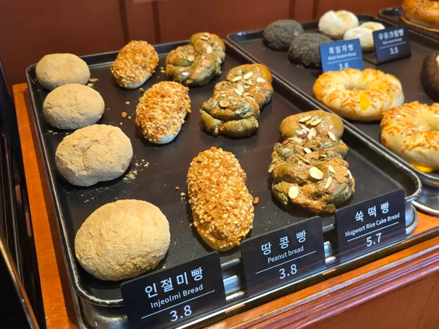 진열대에 놓인 문화제빵 빵과 가격 표시