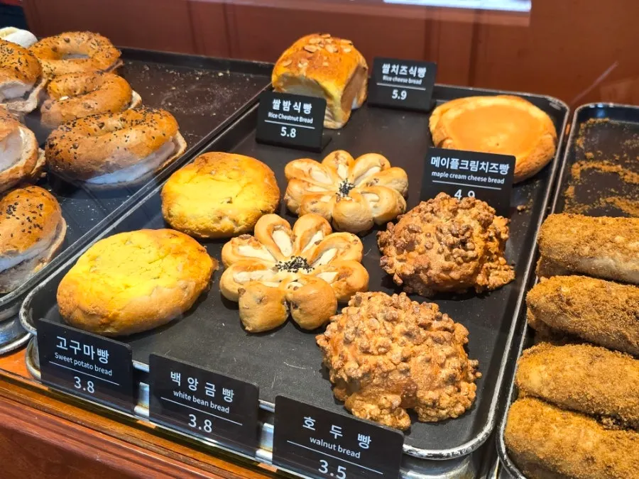 문화제빵 매대에 놓인 빵 종류