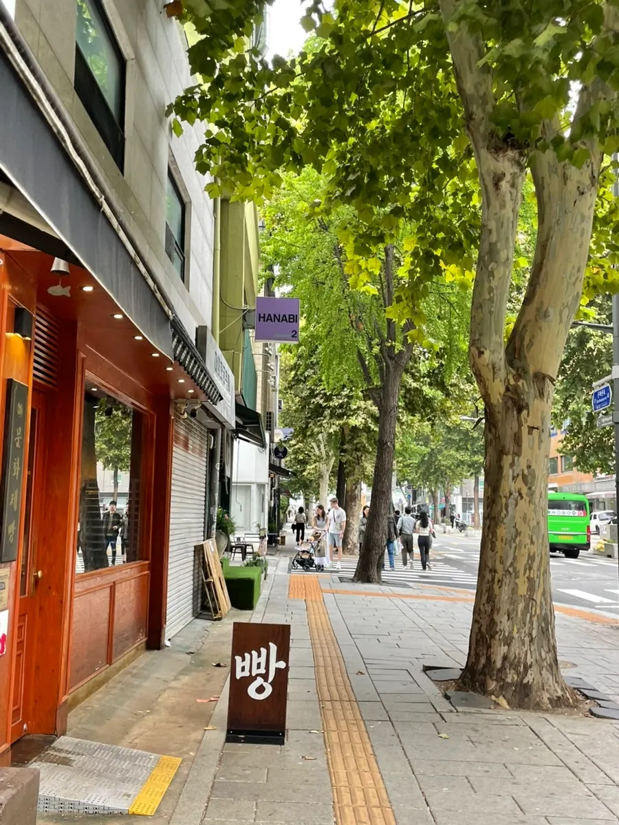 Exterior of Munhwa Bakery in Ikseon-dong