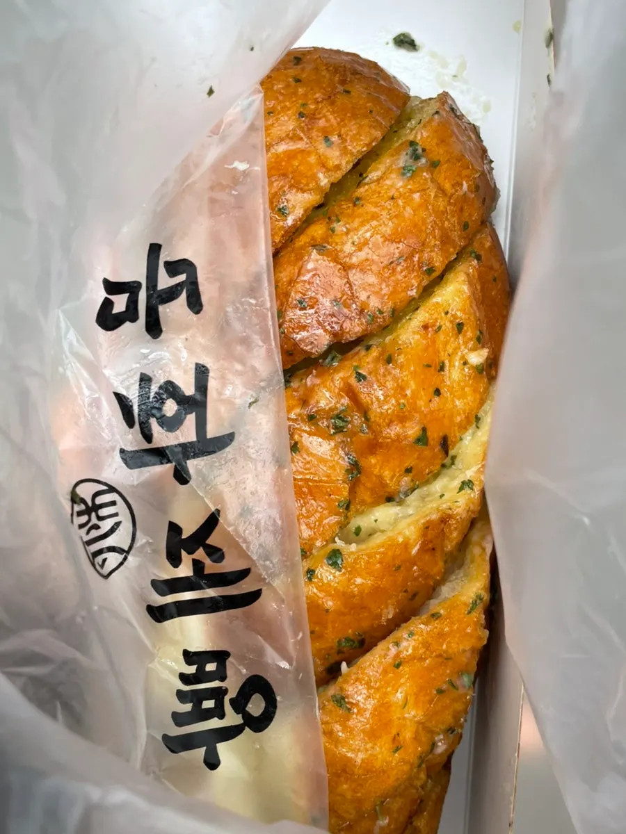 Munhwa Bakery garlic bread coated in butter sauce