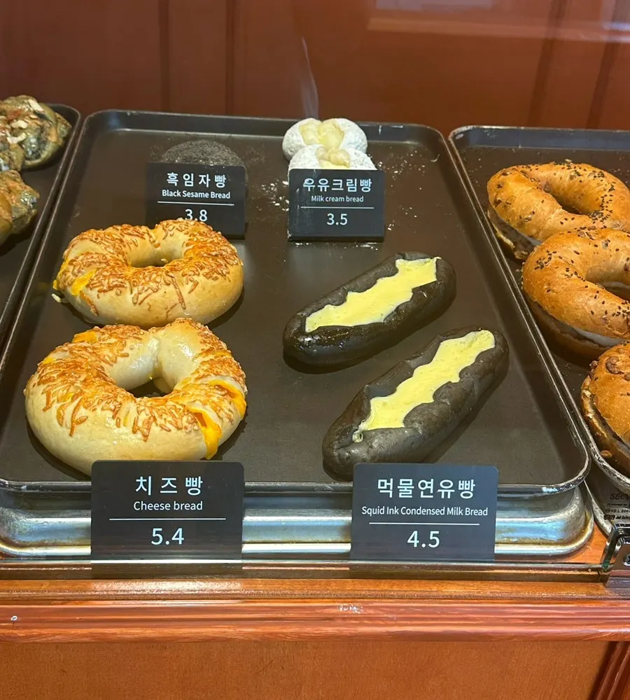 문화제빵 진열된 여러 종류의 빵