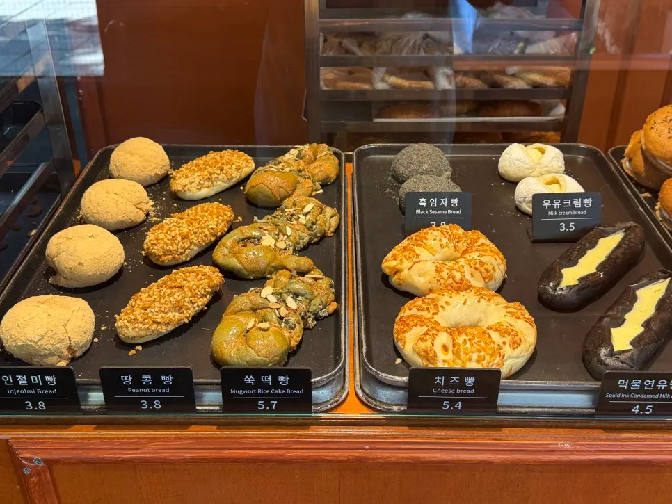Full view of Munhwa Bakery blending into the Jongno neighborhood scenery