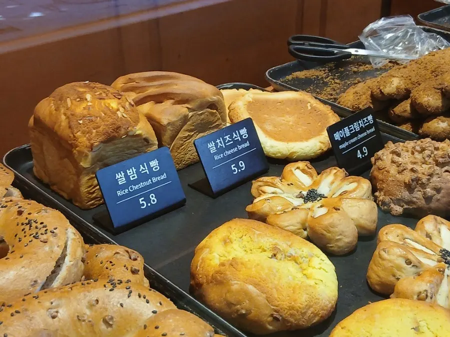 Several pieces of the garlic baguette