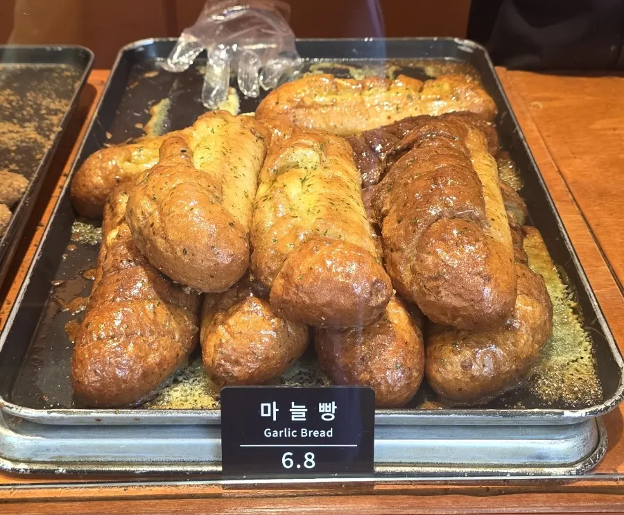Munhwa Bakery's garlic bread packed in a box