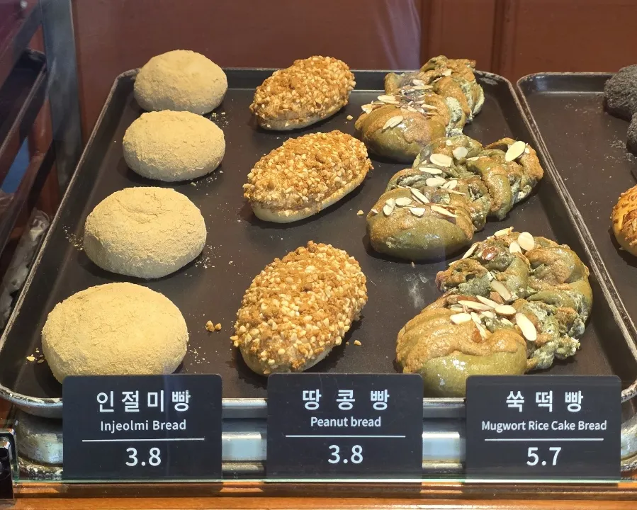 Injeolmi bread and sweet potato bread on the Munhwa Bakery shelf