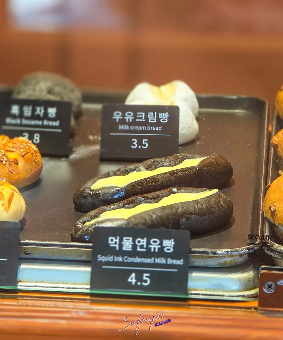 Garlic bread and onion bagel on display at Munhwa Bakery