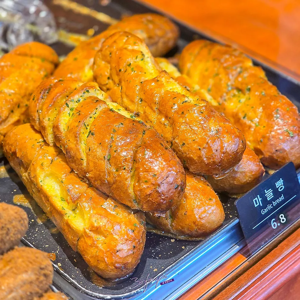 Garlic bread being packaged at Munhwa Bakery