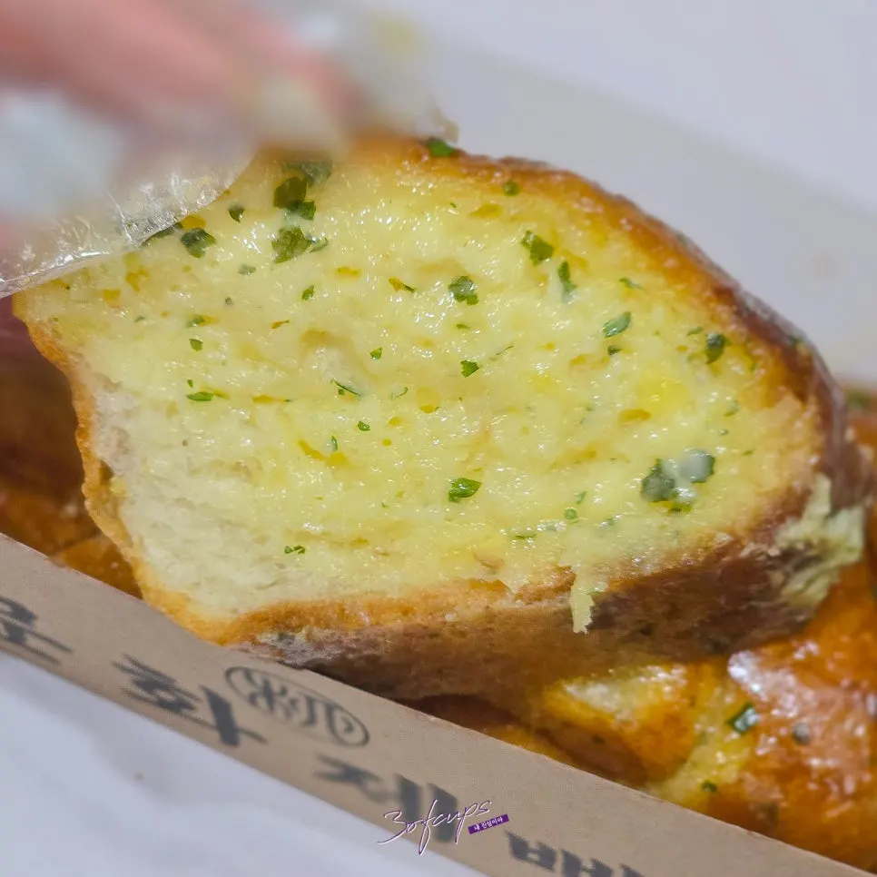 Sliced garlic bread packed to go