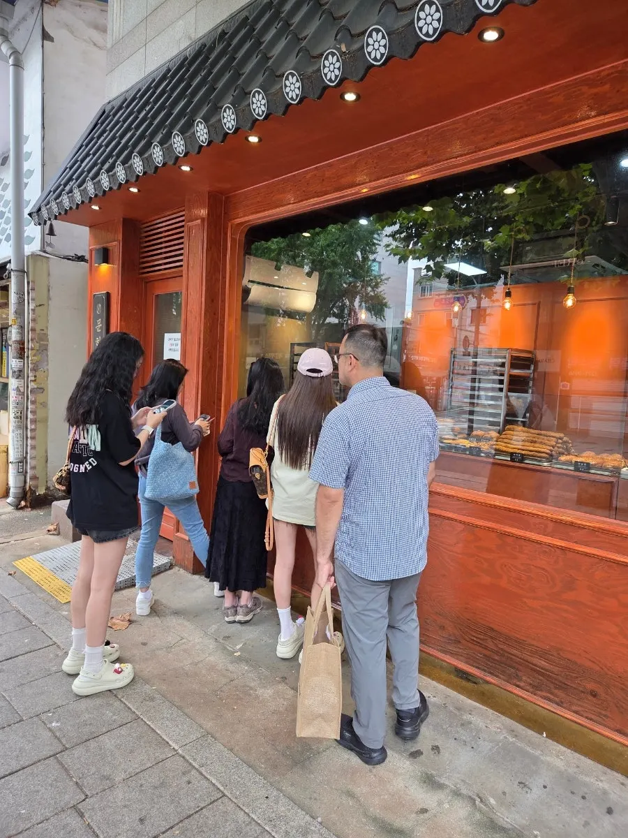 Scene outside Munhwa Bakery before opening