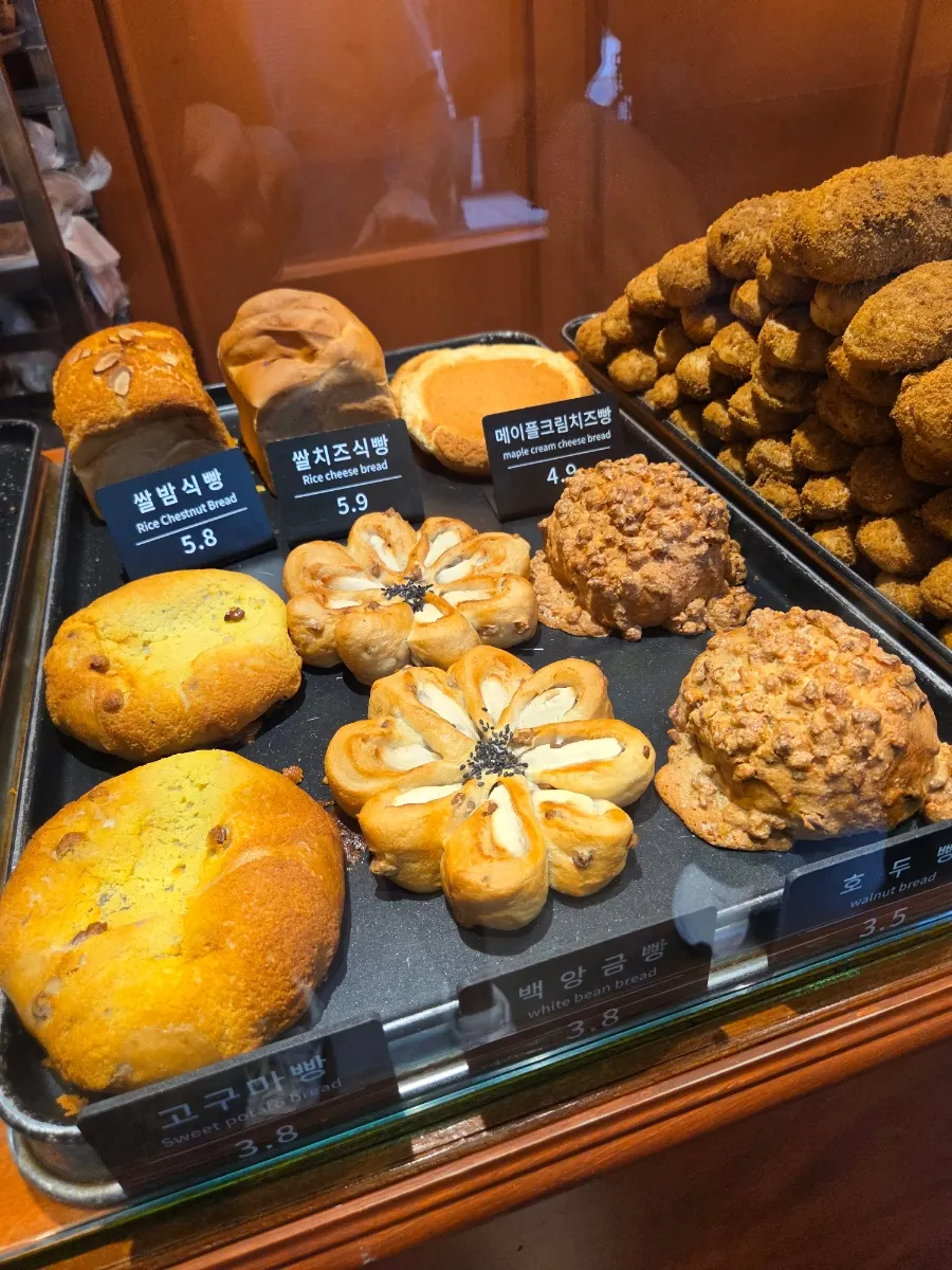 Rice-chestnut bread, walnut bread and other Munhwa Bakery breads