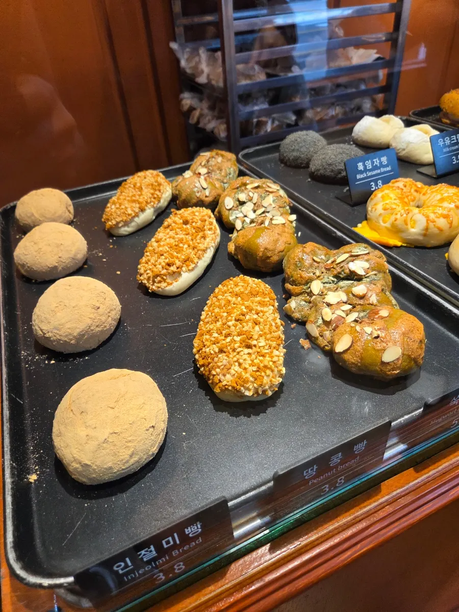 Display with injeolmi bread and peanut bread