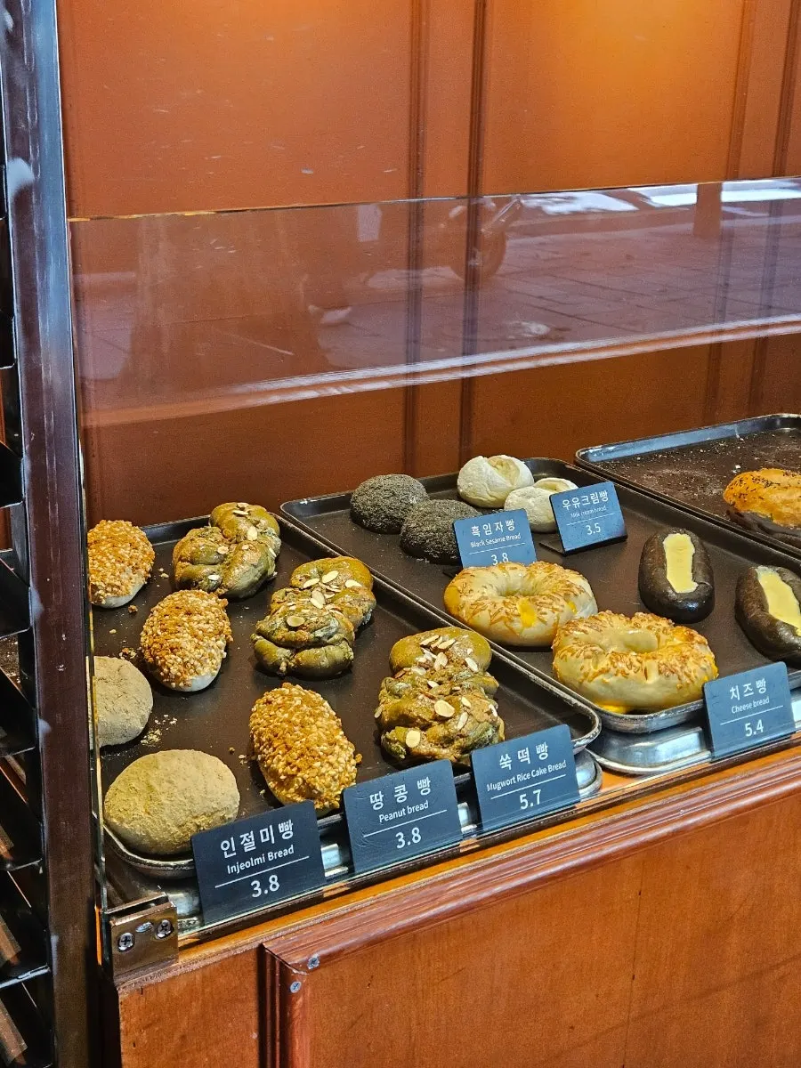 주문 후 포장해주는 문화제빵 카운터