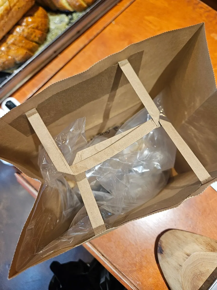 촉촉한 속이 보이는 문화제빵 마늘빵 단면